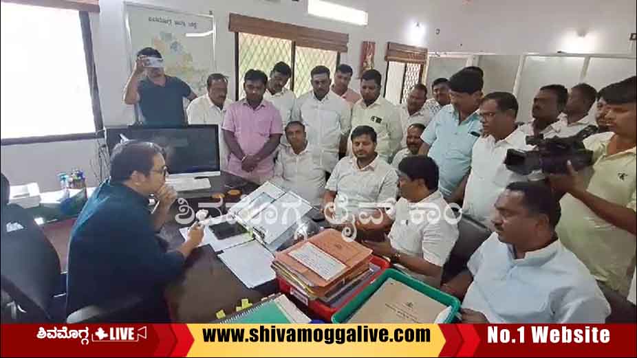 Congress leaders protest against Zilla Panchayat CEO in Shimoga