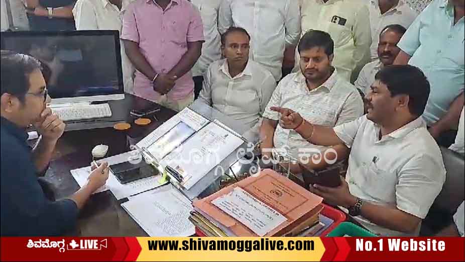 Congress leaders protest against Zilla Panchayat CEO in Shimoga